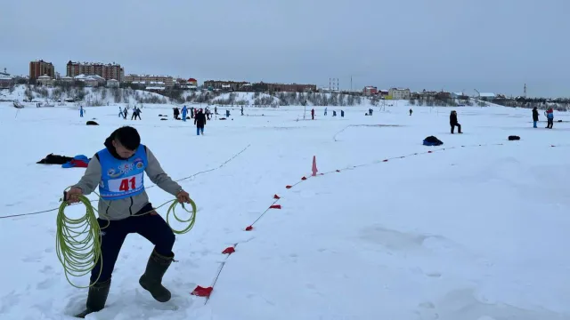 Соревнования по метанию тынзяна на хорей прошли на льду замерзшего Полуя. Фото: t.me/denissevernoe