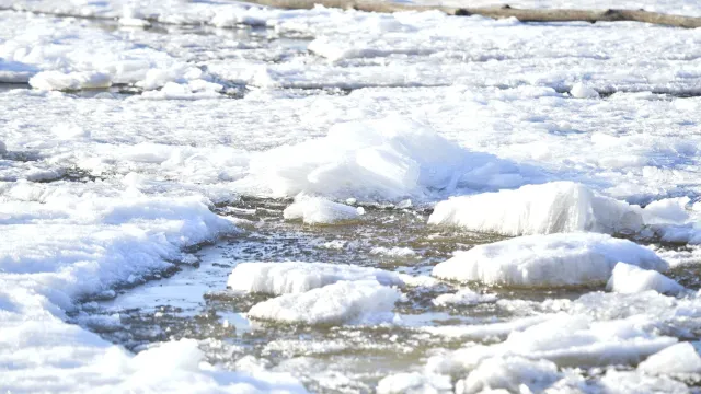 На скорость продвижения ледохода по территории ХМАО повлияла холодная погода. Фото: Андрей Ткачёв / «Ямал-Медиа»