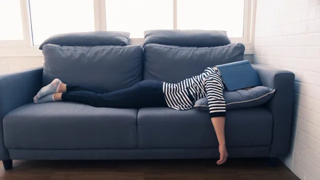 Люди с синдромом Обломова буквально приклеены к дивану. Фото: Have a nice day Photo/Shutterstock/Fotodom