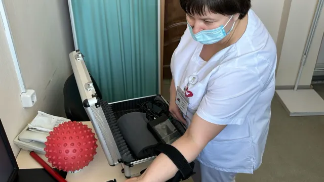 Оборудование для реабилитации помещается в чемоданчике. Фото: Вера Дронзикова / "Ямал-Медиа"