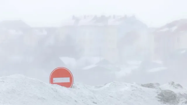 Сильная метель на Ямале заметает дороги и ухудшает видимость. Фото: Сергей Зубков / «Ямал-Медиа»