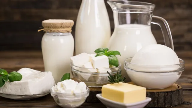 Молоко можно употреблять здоровым людям в любом возрасте. Фото: pilipphoto / Shutterstock / Fotodom