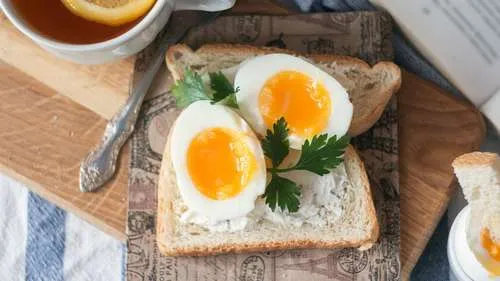 Крепкие напитки лучше закусывать вареным яйцом. Фото: Shanti May / Shutterstock / Fotodom