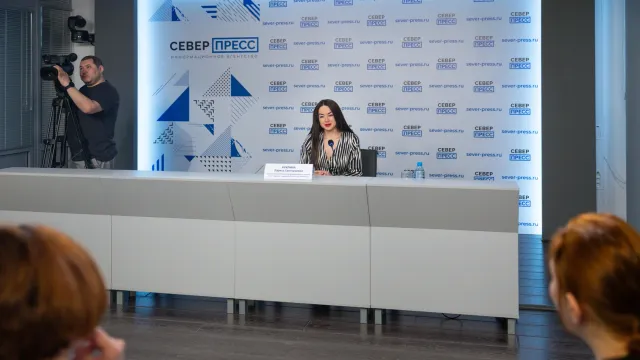 Лариса Куклина стала гостьей пресс-центра агентства «Север-Пресс». Фото: Василий Петров / «Ямал-Медиа»