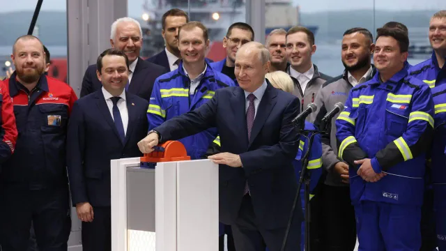 Путин отправил плавучий завод на Ямал. Кадр из видео «Ямал-Медиа»