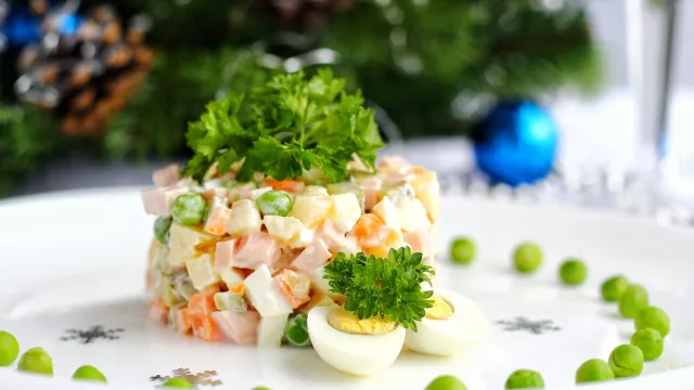 Вместо крабовых палочек в салат лучше добавить ветчину. Фото: Ekaterina Rubtsova / Shutterstock / Fotodom.