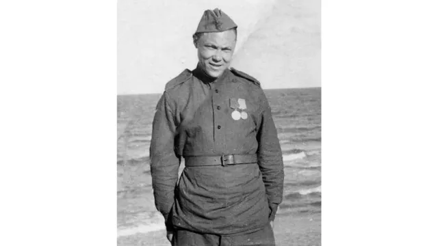 Семён Хунзи на берегу Балтийского моря, 2 мая 1945 года. Фото: предоставлено из архива Шурышкарского районного музейного комплекса им. Г. С. Пузырёва