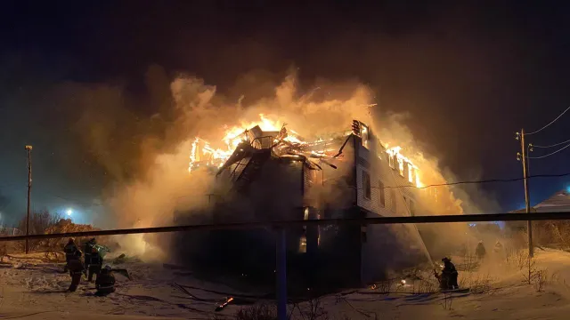 О возгорании сообщили поздно - огонь полностью уничтожил здание. Фото: Анастасия Ульянова / "Ямал-Медиа"
