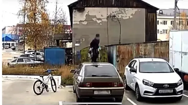 Владелец машины пока не стал заявлять в полицию. Кадр из видео со страницы vk.com/nojabrsk112