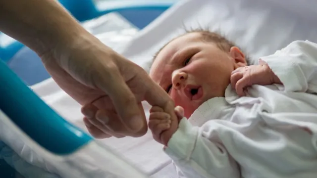 Увидеть рождение своего ребенка - незабываемые эмоции для мужчин. Фото: Galina Sharapova / shutterstock.com / Fotodom