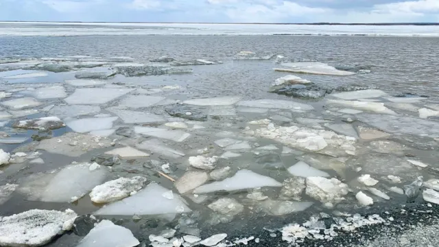 Главная водная артерия Ямала начала освобождаться ото льда. Фото: Юлия Чудинова / «Ямал-Медиа»