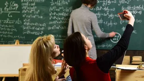 Запрет ввели, чтобы школьники не отвлекались на уроках. Фото: Volodymyr TVERDOKHLIB / Shutterstock / Fotodom