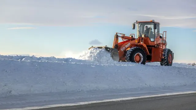 Снегоуборочная техника работает круглосуточно. Фото: Юлия Чудинова / «Ямал-Медиа»