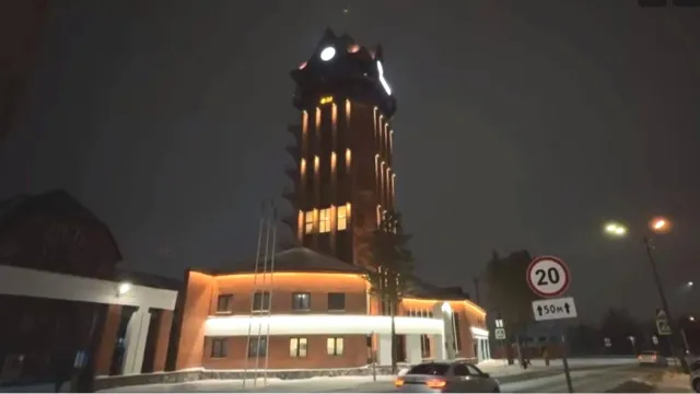 Архитектурная подсветка придала пожарной башне особый вид. Кадр из видео: vk.com/romanov_av89