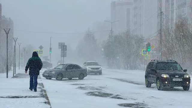 Осадки и сильный ветер затрудняют передвижение по улице и по городским дорогам. Фото: Андрей Ткачёв / "Ямал-Медиа"