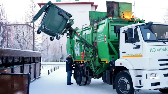 В Салехарде устанавливают современные контейнерные площадки для мусора. Фото: Василий Петров / «Ямал-Медиа»