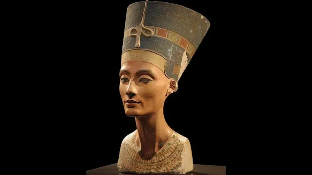 Бюст Нефертити, хранящийся в берлинском Новом музее. Фото: ru.wikipedia.org