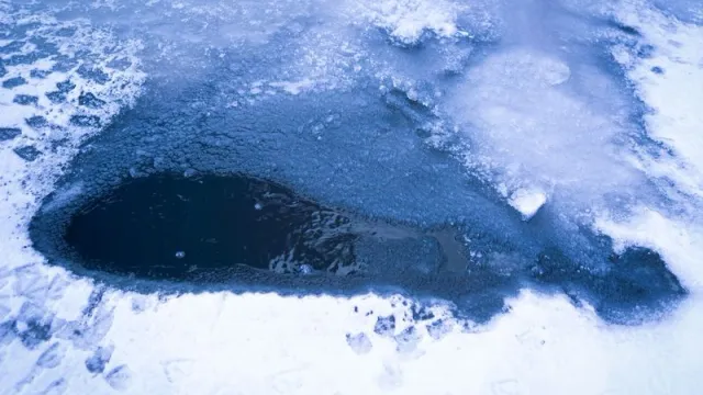 Скорее всего, мужчина провалился под лед. Фото: KIngvarr / shutterstock.com / Fotodom