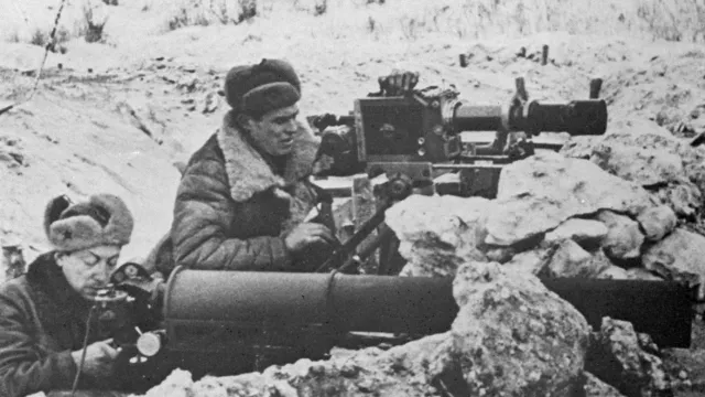Кинооператоры на позициях советских войск на Пулковских высотах. Зима 1943–1944 годов. Фото с сайта waralbum.ru
