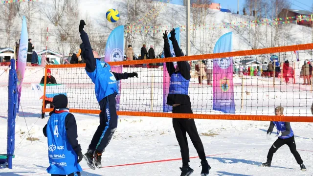 Волейбол на снегу - один из видов спорта, включенных в программу арктических игр. Фото: Андрей ткачёв / "Ямал-Медиа"
