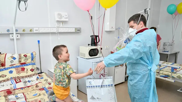 Дети получили от главы региона подарки к празднику и пожелания выздоравливать. Фото: пресс-служба губернатора ЯНАО