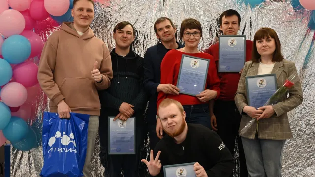 Руководитель центра развития добровольчества «Ямал — это люди» Евгений Венгентц (слева) и его команда. Фото: vk.com/dobryanao.