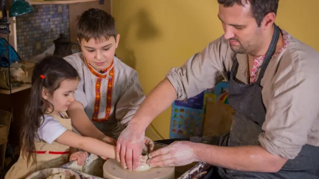 Работать с глиной в психотерапевтических целях могут и дети, и взрослые. Фото: happy_finch / shutterstock.com / Fotodom