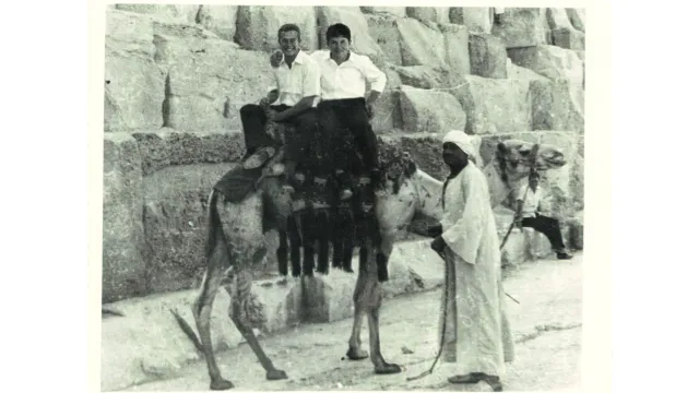 Советские солдаты на великих пирамидах. Египет, 1970 год. Степан Михайлович – на верблюде справа. Фото: предоставлено из личного архива Степана Плесовских