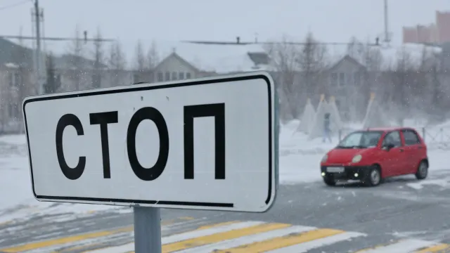 ГИБДД предупреждает водителей быть осторожнее на дорогах. Фото: Андрей Ткачёв / «Ямал-Медиа»