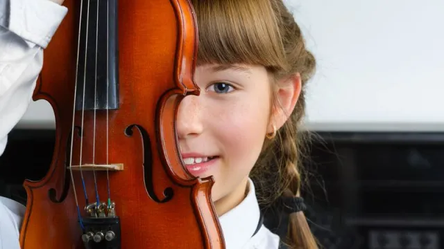 Учащимся детских музыкальных школ преподали уроки по скрипке, фортепиано, гитаре и академическому вокалу. Фото: Dreams Come True / shutterstock.com / Fotodom