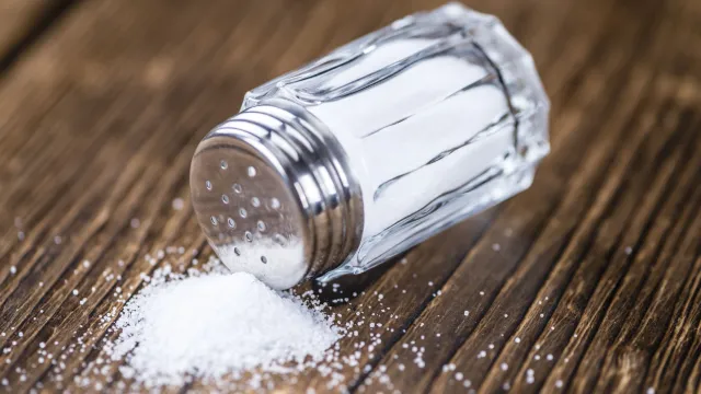 В соли могут быть вредные добавки. Фото: HandmadePictures / Shutterstock / Fotodom
