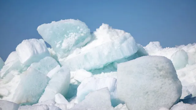 Глыбы льда по Оби уже проходят в районе Сургута в ХМАО. Фото: Фёдор Воронов / АНО «Ямал-Медиа»
