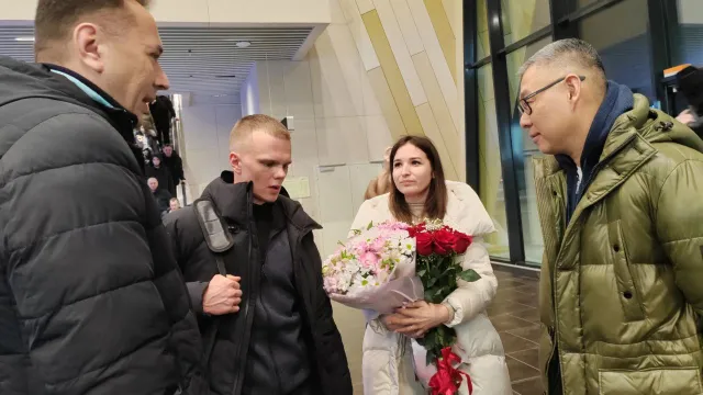 Андрей Воронов и Виктор Югай встретили Героя России в аэропорту. Фото: «Ямал-Медиа»