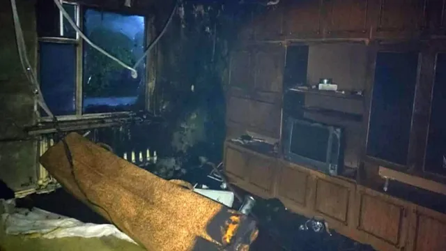 Меблировка в одной из квартир серьезно подпорчена огнем. Фото: предоставлено ГУ МЧС России по ЯНАО