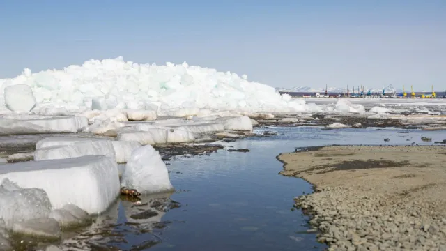 Ледовые массы с грохотом выталкивает на берег у Салехарда. Фото: Юлия Чудинова / «Ямал-Медиа»