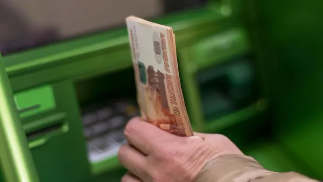 Потерпевшая через банкомат перевела огромную сумму мошенникам. Фото: Chernika 888 / shutterstock.com / Fotodom