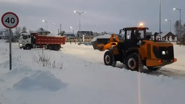Сегодня коммунальщики намерены чистить тротуары и вывозить снег с улиц. Кадр из видео: vk.com/titovsky_al