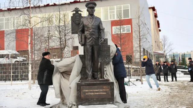 Скульптура украсила сквер возле городского ОВД. Фото: Андрей Ткачёв / «Ямал-Медиа»