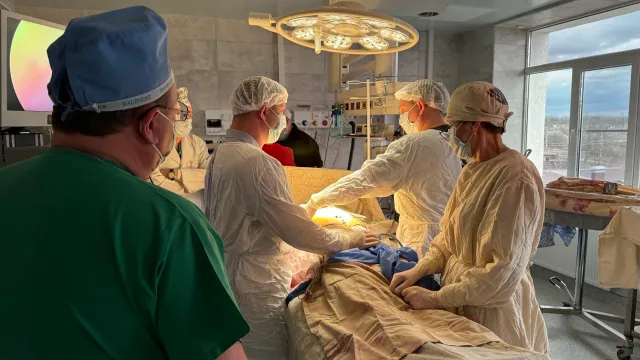 Оснащение волновахской больницы теперь позволяет проводить сложные хирургические вмешательства. Фото: Анна Цепаева / «Ямал-Медиа»