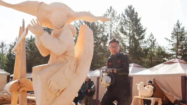 Якутский мастер в процессе создания скульптуры. Фото: vk.com/romanov_av