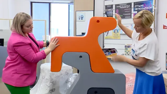 Цветные стулья-собачки для детей. Кадр из видео «МИГ ТВ»