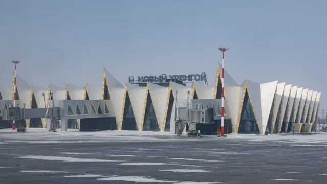 Изменения к лучшему в Новом Уренгое заметны уже с аэропорта. Фото: Юлия Чудинова / АНО «Ямал-Медиа»