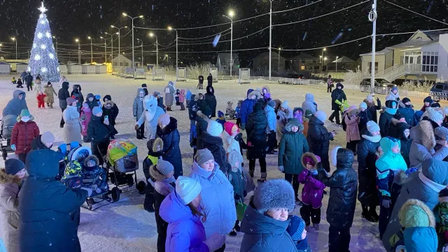 На новогодние представления собираются взрослые и дети. Фото: Анастасия Ульянова / "Ямал-Медиа"
