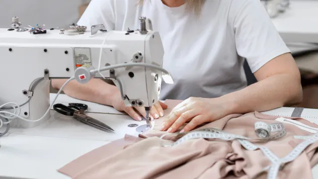 Волонтеры изготавливают широкий ассортимент одежды. Фото: Kateryna Artsybasheva / Shutterstock / Fotodom