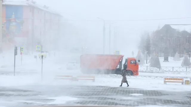 Дорожники круглые сутки расчищают заметные снегом дороги. Фото: Андрей Ткачёв / «Ямал-Медиа»