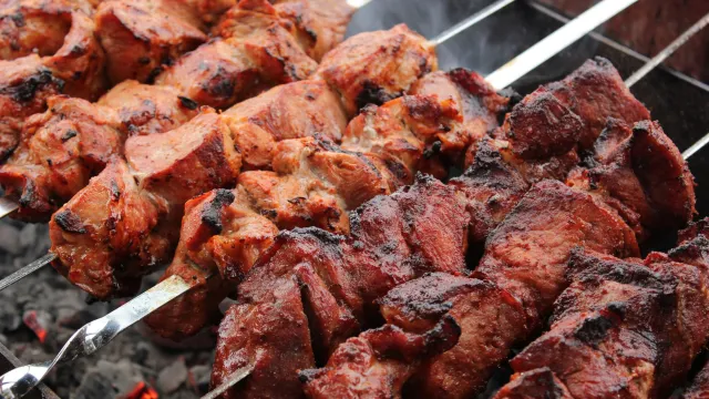 Врачи не рекомендуют употреблять много жареного мяса. Фото: Malysheva Natalia / Shutterstock / Fotodom
