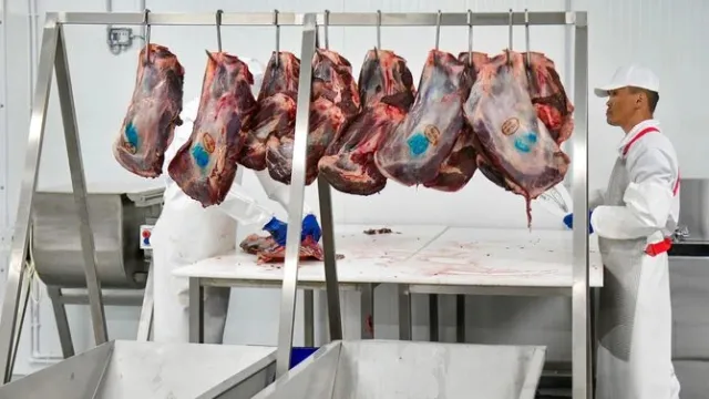 Качество продукта зависит от мастерства специалистов по разделке мяса. Фото: Андрей Ткачёв / «Ямал-Медиа»