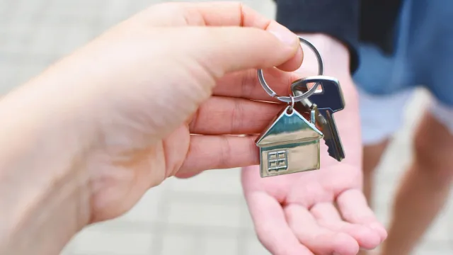 Счастливчикам уже вручили ключи от квартир. Фото: ingae / Shutterstock / Fotodom