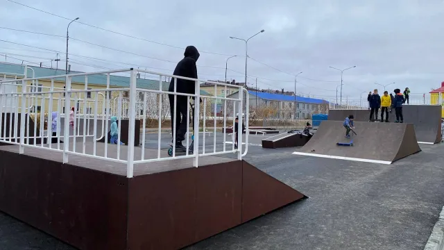 Одна из инициатив тазовчан - скейт-парк для подростков, его построили благодаря проекту "Уютный Ямал". Фото: Анастасия Ульянова / "Ямал-Медиа"