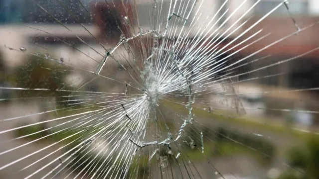 Хулиганы повредили стеклянные панели павильонов. Фото: naskami / shutterstock.com / Fotodom